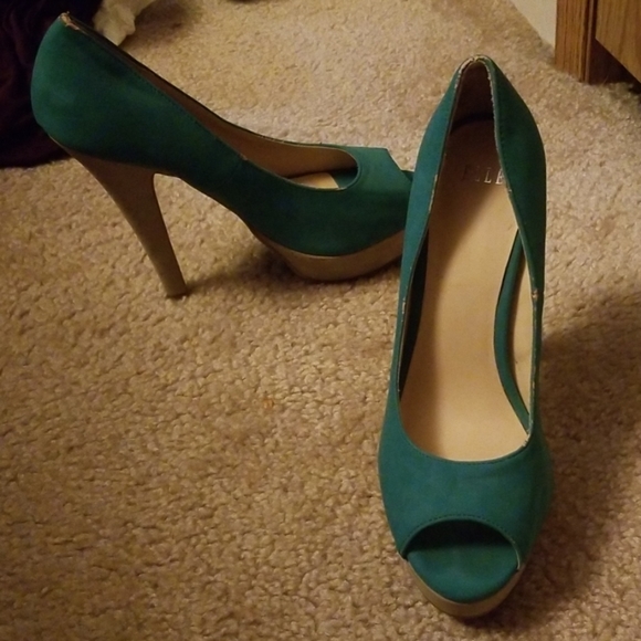 Teal and Tan Stilletos - Picture 2 of 3